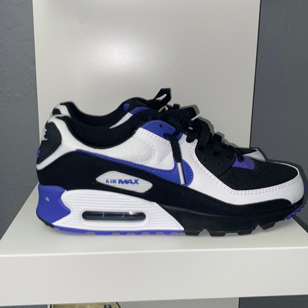 Size 9 Mens Purple, White, and Black Nike Air Max, No tags but in new condition!